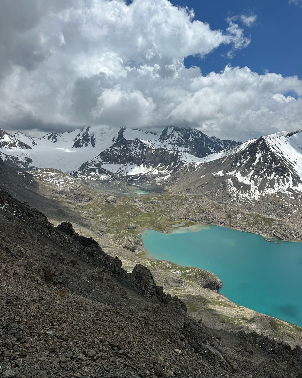 Ledovcové jezero Ala-Kul z průsmyku, pod ledovcem a zasněženými štíty